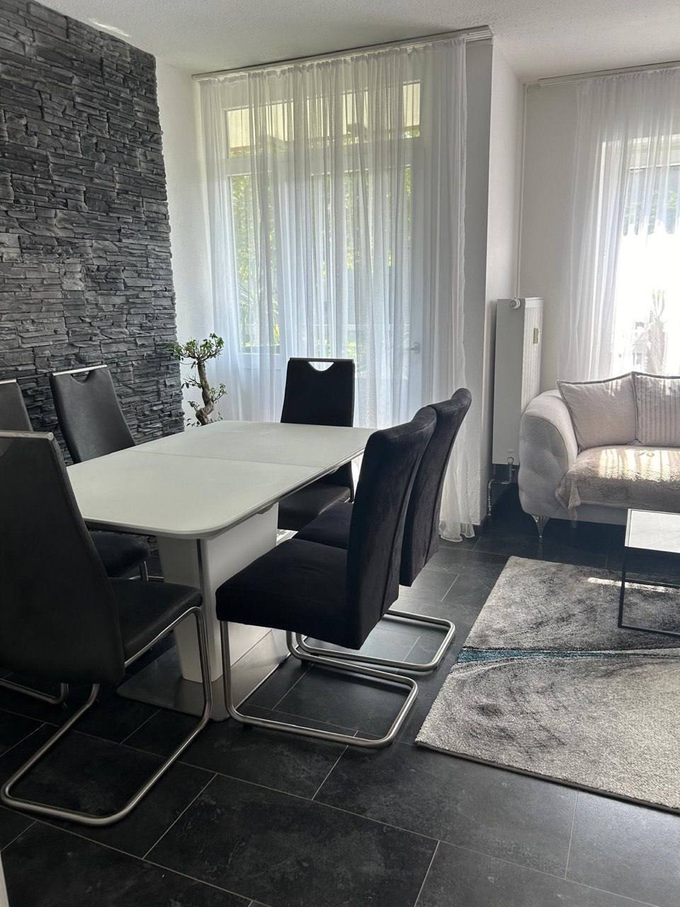 🔵#فروش
   🏙شهر: کلن ، آلمان
   توضیحات: درود
🏠 
اجاره
آپارتمان ۷۶ متری شیک و خوش‌نور در محله 
محبوب Deutz کلن نزدیک Technische Hochschule  کلن دارای دو اتاق خواب بزرگ پذیرایی دلباز آشپزخانه مجهز دو سرویس بهداشتی

بالکن زیبا
طبقه اول با آسانسور 
انباری اختصاصی
موقعیت عالی با دسترسی سریع به وسایل نقلیه عمومی مراکز 
خرید و امکانات رفاهی

   👤 ارتباط با شخص |
@hamshahri_alman
صفحه پذیرنده و کاربر آگهی 