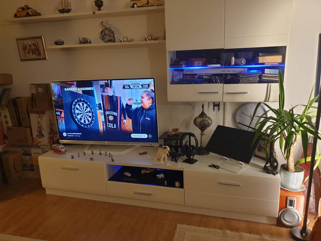 🔵#فروش
   🏙شهر: کلن ، آلمان
   توضیحات: سلام وقت خوش 

فروشی شهر کلن ، کلن مولهایم. 
زیر تلویزیون / تلویزیون ۴۸ اینچ ال جی /   رگال کتاب  / کمد دیواری / کمد  / میز جلوی مبل / و دو تا قالی کوچولو و بزرگ که قالی ها احتیاج به شستن مطمعنن دارن. 
قیمت ۳۲۰ یورو همگی با هم. 
در صورت تمایل پی وی لطفا.

   👤 ارتباط با شخص |
@hamshahri_alman
صفحه پذیرنده و کاربر آگهی 