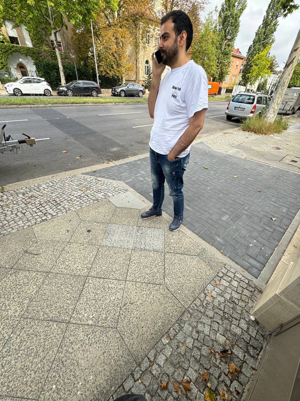 دوستان مراقب باشید این شخص کلاه سرتون نذاره 
میاد سر قرار رسیده واریز پول ایران بهتون میده 
پول میاد به حسابتون یک ساعت تا چند روز بعد حسابتون مسدود میشه و میکشه پلیس فتا ک کلاهبرداری بوده و قربانی معامله شما میشید 



البته که من شکایت کردم و دادم وکیل حتما گیرش میارم 
اینجا جایگاه اینجور شخصیتی نیست
اینم شماره تماسش هس 

 +49 177 2211126
@hamshahri_alman
صفحه پذیرنده و کاربر آگهی 