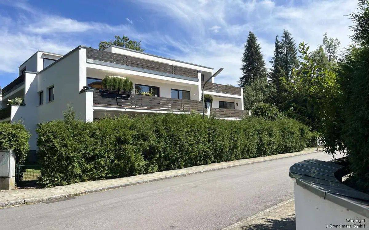 🔵#فروش
   🏙شهر: مونیخ ، آلمان
   توضیحات: یک عدد Hobbyraum به متراژ ۳۵ متر در منطقه Solln در یک ساختمان مسکونی ۱۰ واحدی بسیار تمیز تازه بازسازی شده، 
مناسب جهت سرمایه گذاری و استفاده برای مشاغل کوچک کم رفت و آمد.
دارای روشویی و آشپزخانه کوچک
داخل اتاق و سونای خشک بیرون از اتاق. 
دسترسی بسیار عالی 
ورودی مستقل 
دوطرف پنجره

   👤 ارتباط با شخص |
@hamshahri_alman
صفحه پذیرنده و کاربر آگهی 