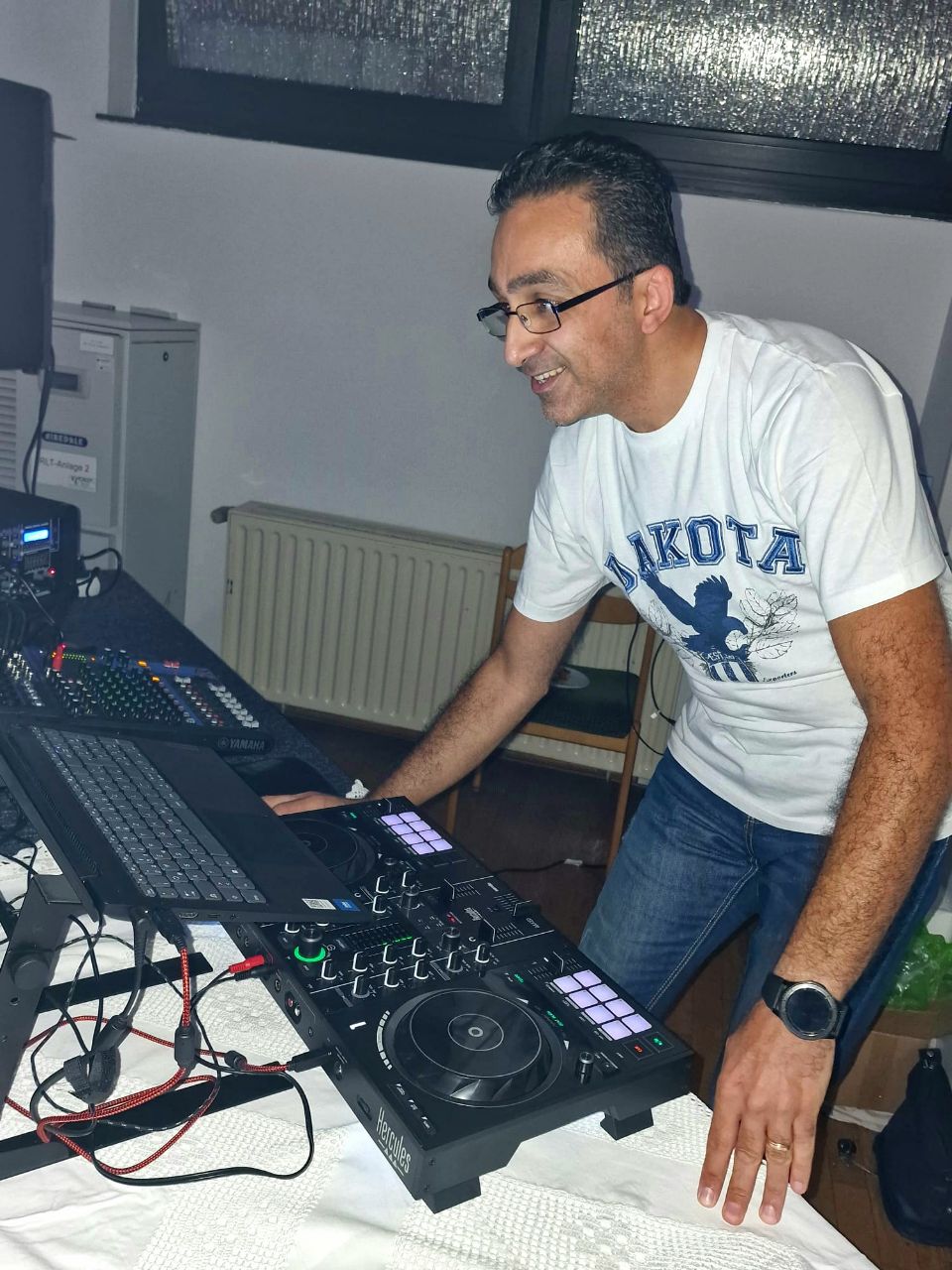 🔵#فروش
   🏙شهر: کلن ، آلمان
   توضیحات: سلام! من DJ MO هستم 🎧
با موزیک متنوع، انرژی فوق‌العاده و سیستم صوتی حرفه‌ای آماده‌ام تا تولدها، پارتی‌ها و دورهمی‌های شما رو به یک شب به‌یادماندنی تبدیل کنم 🎉🔥

✅ موزیک برای هر سلیقه‌ای
✅ تجهیزات حرفه‌ای و کامل
✅ قیمت مناسب و منصفانه
✅ فضای عالی و پرانرژی

📞 برای هماهنگی:
0172-5931257
0179-6938968

   👤 ارتباط با شخص |
@hamshahri_alman
صفحه پذیرنده و کاربر آگهی 