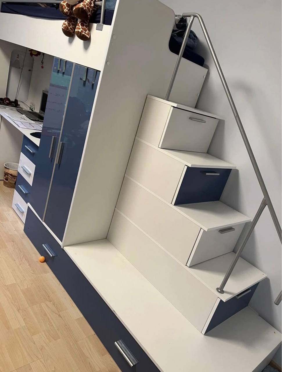 🔵#فروش
   🏙شهر: هامبورگ ، آلمان
   توضیحات: VB
Hochbett mit Absturzsicherung
- Höhe Liegefläche ca. 1,60 m
- Größe Liegefläche 0,80 x 2,00 m
- inkl. Lattenrost
- Höhe Absturzsicherung ca. 0,20 m

Ein grauer Laptop steht auf dem Tisch. 

Nur Abholen
TEL :015901314790

   👤 ارتباط با شخص |
@hamshahri_alman
صفحه پذیرنده و کاربر آگهی 