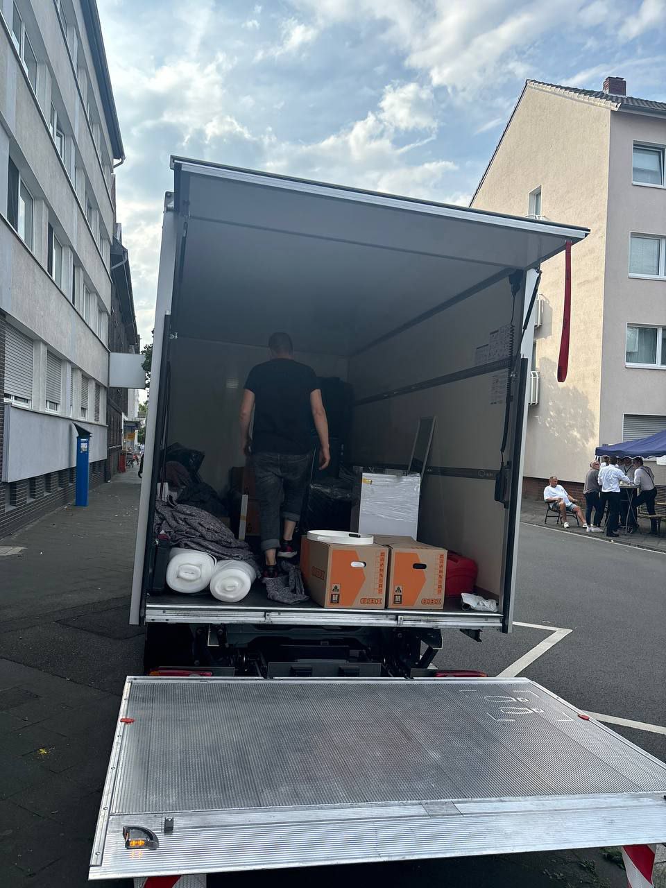 🔵#فروش
   🏙شهر: دوسلدورف ، آلمان
   توضیحات: 🛑اسباب‌کشی راحت، سریع و بدون دردسر! در تمامی ایالت های آلمان . 🚛🚛🚛

🔹 بسته‌بندی ایمن و حرفه‌ای برای جلوگیری از آسیب
🔹 حمل و نقل سریع و مطمئن با خودروهای مجهز
🔹 قیمت‌های منصفانه با کیفیت تضمینی با صدور فاکتور رسم(Umzug)، می‌توانید از جابسنتر، سوسیال یا Agentur für die Arbeit فاکتور رسمی

   👤 ارتباط با شخص |
@hamshahri_alman
صفحه پذیرنده و کاربر آگهی 