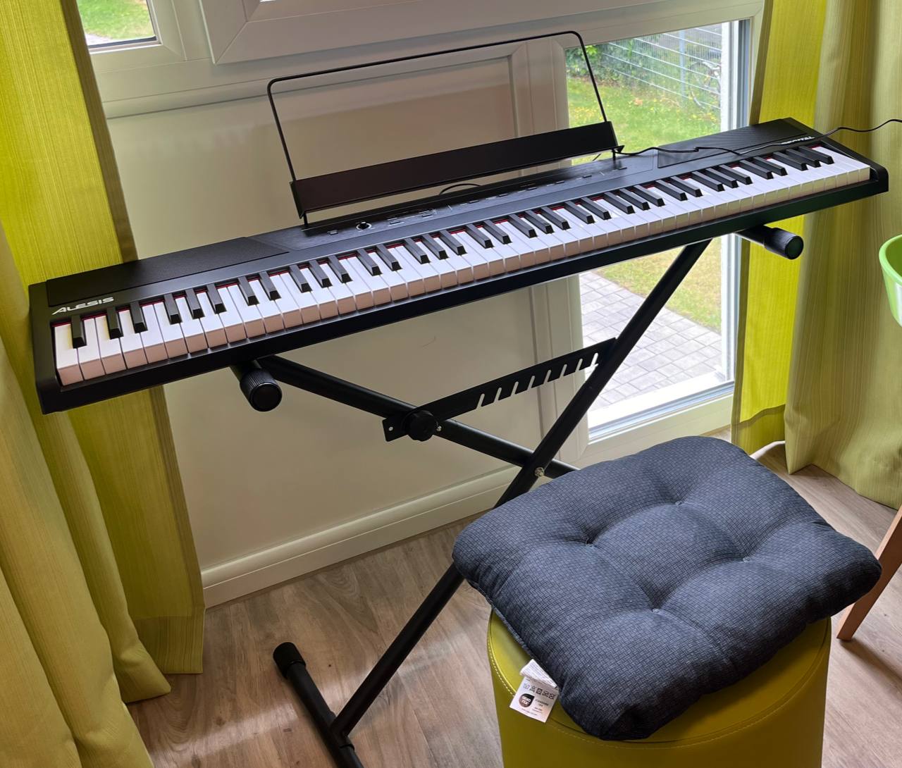 🔵#فروش
   🏙شهر: مونیخ ، آلمان
   توضیحات: سلام، پیانو دیجیتال Alesis Recital 88، تمیز و سالم، کمتر از ۱ سال استفاده شده، با کارتن، آداپتور، پایه نت، پایه زیر ساز و کتاب آموزش. قیمت ۱۹۰ یورو (قابل تخفیف). محل تحویل: اینگولشتات. جهت هماهنگی پیام بدید

   👤 ارتباط با شخص |
@hamshahri_alman
صفحه پذیرنده و کاربر آگهی 